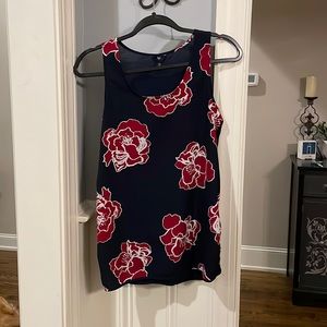 Like new, EUC Gap top in Navy with red flowers.  Size XS.